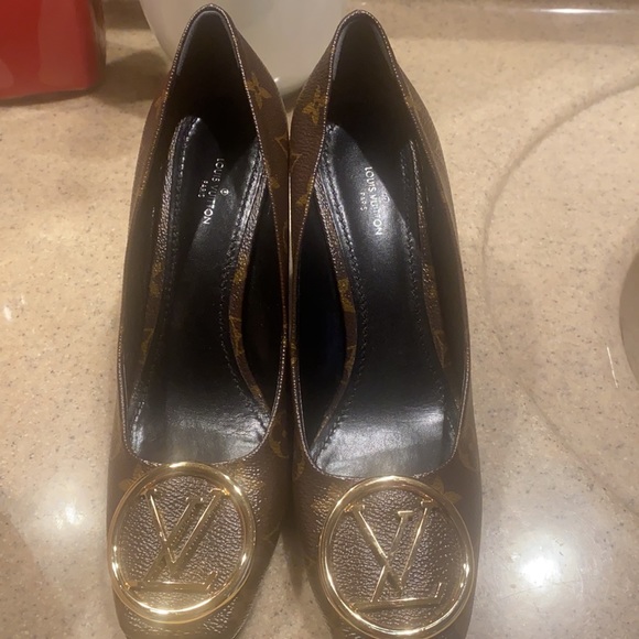 Brand new Lv pumps size 38.5 worn for 3 hours only asking $700 - Picture 4 of 4
